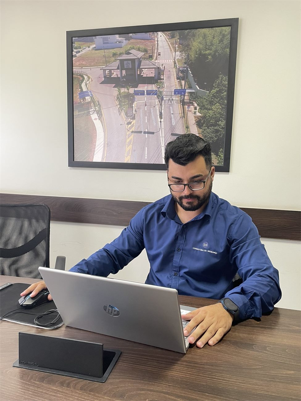 Matheus Machado analisando dados de segurança em ambiente consultivo