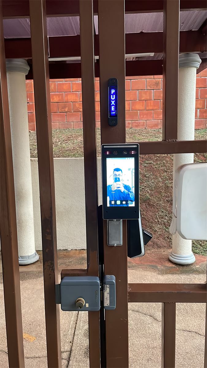 Sistema de controle de acesso instalado em portão