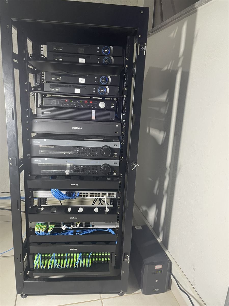 Rack técnico com equipamentos de segurança e rede