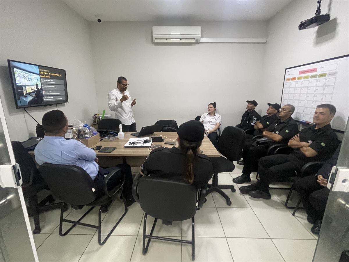 Equipe recebendo orientação e treinamento de segurança
